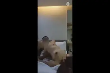 Gadis Cantik Pasrah Goyang Kasur Peraduan Enak