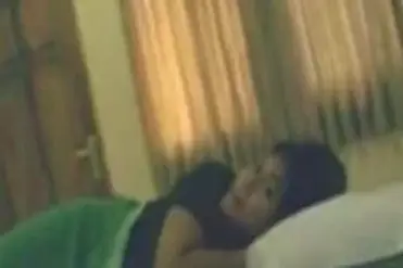Momen Keintiman Sejoli Di Kamar Kosong