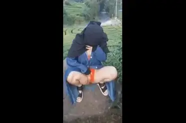 Ukhti Cadar Cantik Pasrah Kasur Kebun Teh